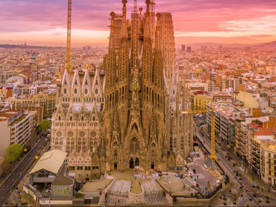 barcelona-tour-guide-from-white-sky-travel